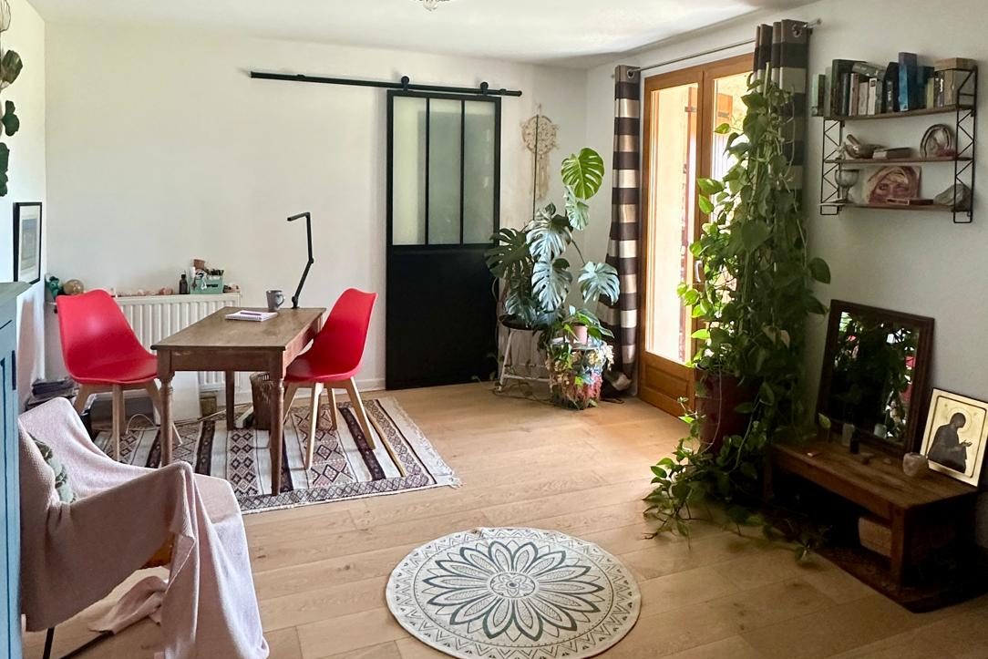 Le cabinet d'Eulalie Motte à Allex : une table, deux chaises, des plantes et une porte-fenêtre
