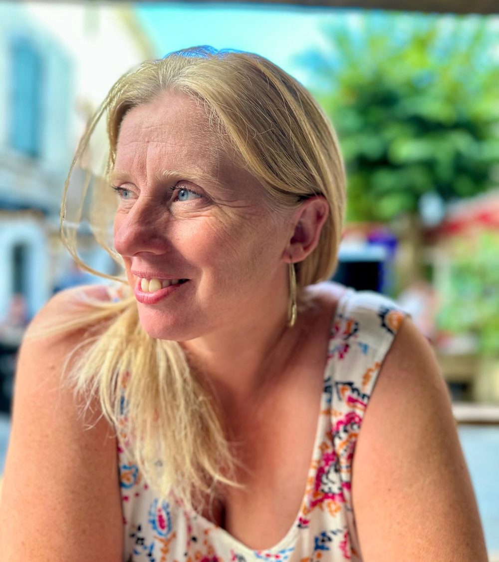 Eulalie Motte, souriante, le regard tourné vers la lumière
